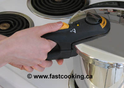 https://fastcooking.ca/img/12-pressure_cooker_lid_lock.jpg